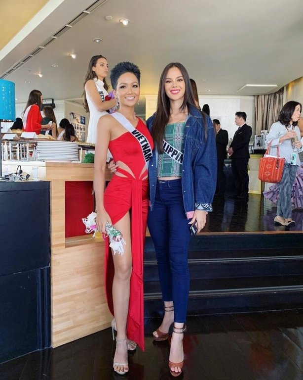 hhen-nie-thi-miss-universe-tu-chuyen-bi-hoa-hau-my-che-tieng-anh-kem-den-khoanh-khac-lich-su