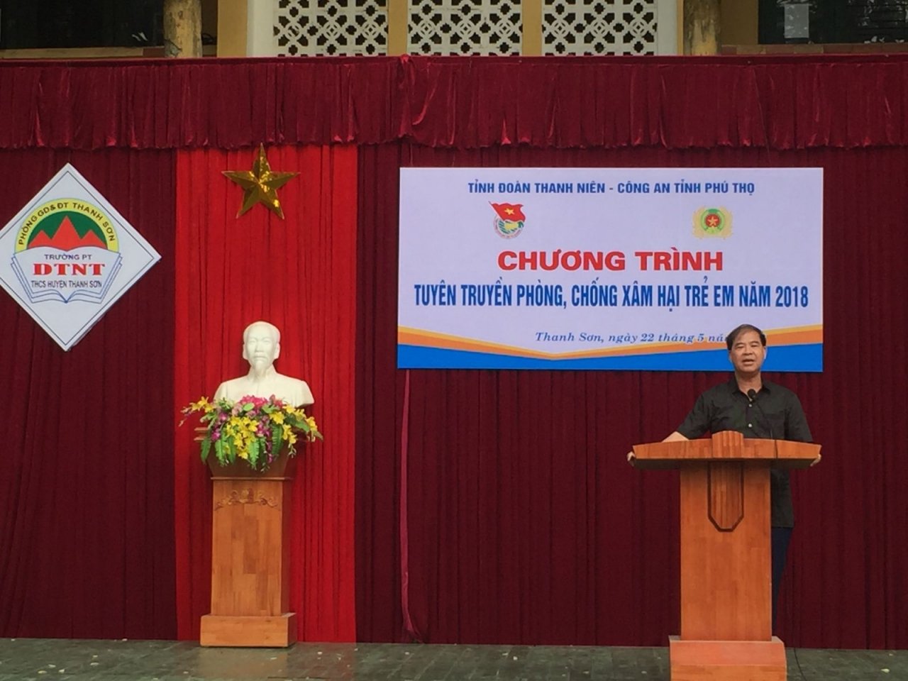 soc-voi-hinh-anh-hieu-truong-dam-o-hoc-sinh-dung-phat-bieu-ve-phong-chong-xam-hai-tre-em