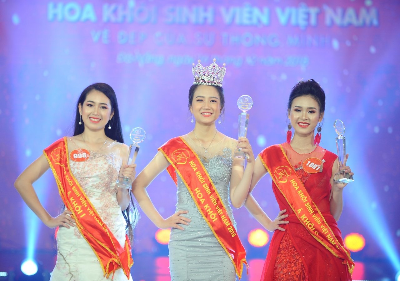 ve-dep-cua-nu-sinh-dai-hoc-hue-dang-quang-hoa-khoi-sinh-vien-viet-nam-2018
