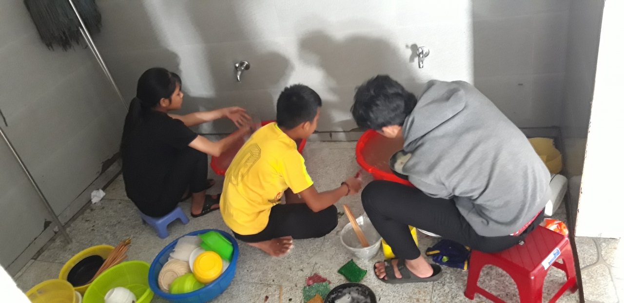 nguoi-dan-ong-nhan-nuoi-hon-100-dua-tre