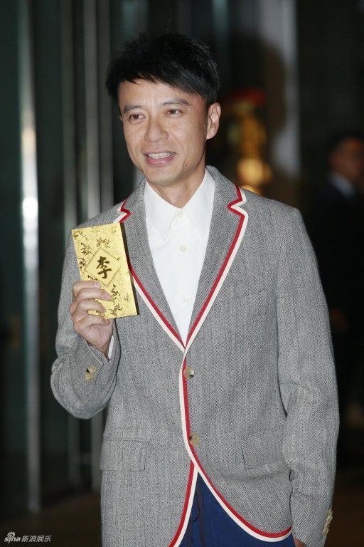 chung-han-dong-va-chong-tre-hon-nhau-ngot-ngao-trong-dam-cuoi-co-tich