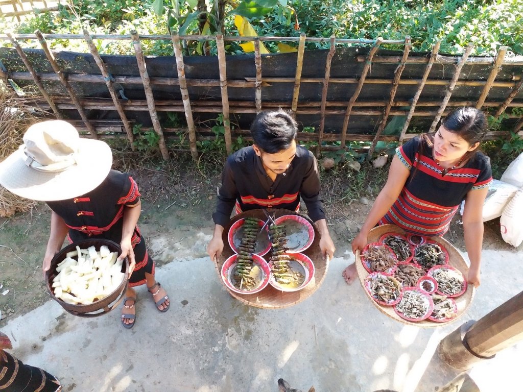 nguoi-dan-pa-co-sum-vay-trong-le-hoi-aza-truyen-thong