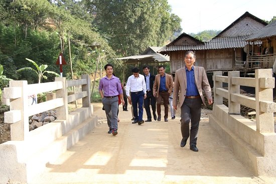son la: dan hien dat, gop cong, gop cua lam duong to, dep hinh anh 4
