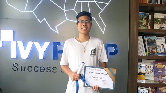  Minh Chí nhận học bổng của Chương trình luyện thi bằng tú tài Mỹ 