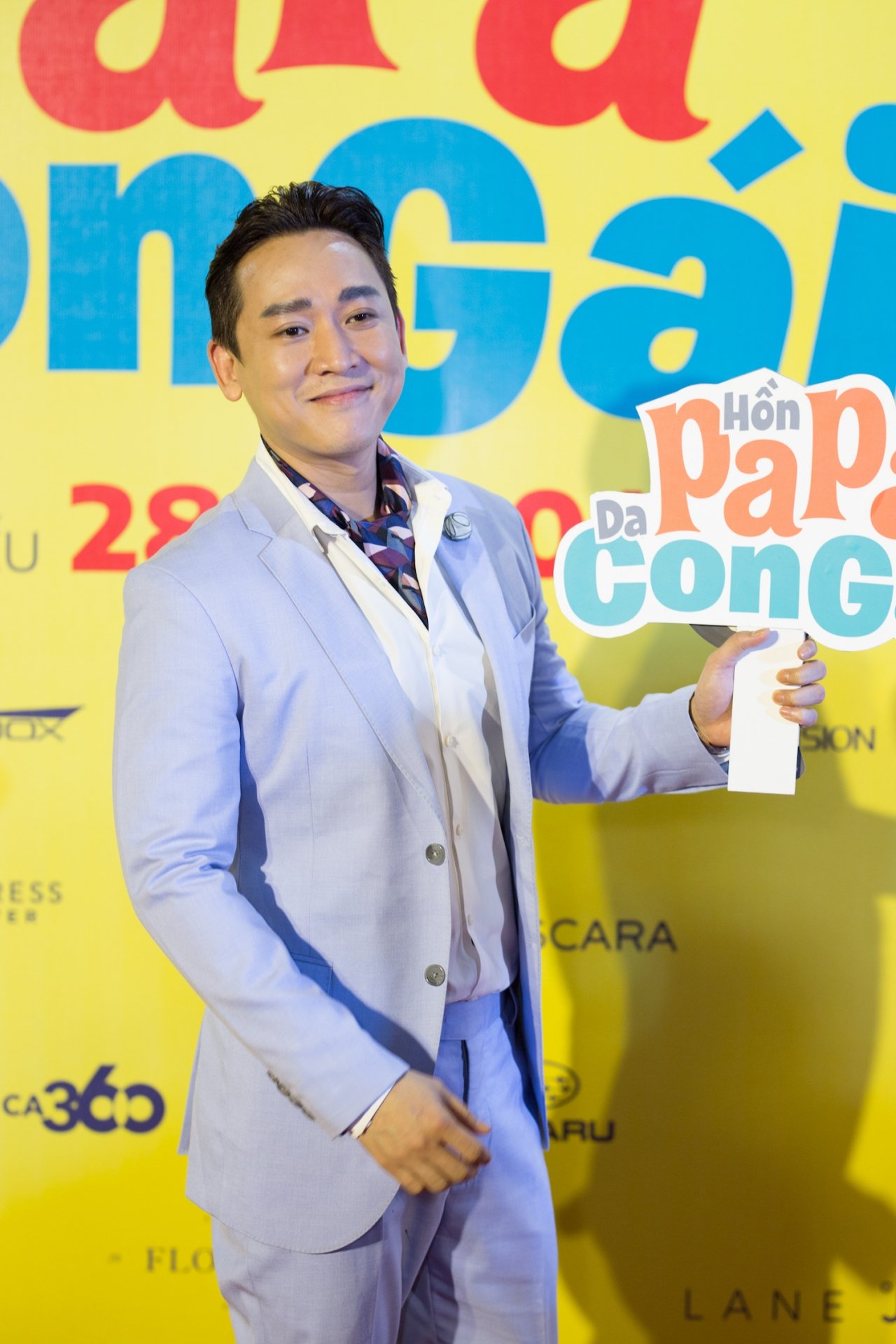 sao-viet-hao-hung-xem-phim-hon-papa-da-con-gai-cua-thai-hoa-va-kaity-nguyen