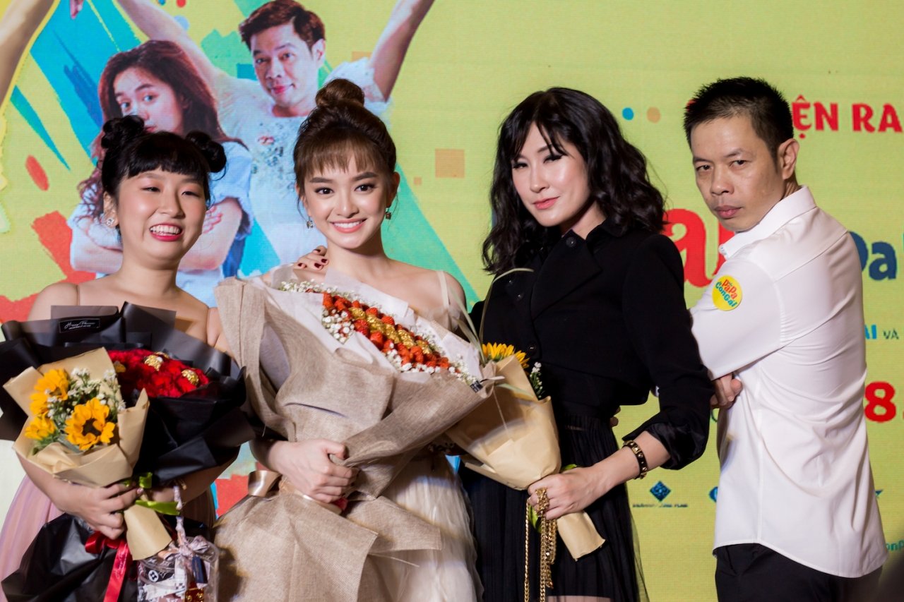 sao-viet-hao-hung-xem-phim-hon-papa-da-con-gai-cua-thai-hoa-va-kaity-nguyen