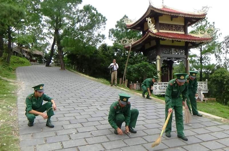 Người lính quân hàm xanh canh gác mộ Đại tướng Võ Nguyên Giáp - Ảnh 3.