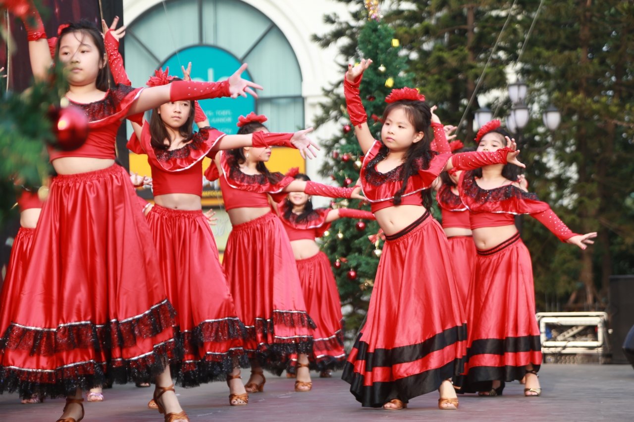 ha-noi-lung-linh-trong-dem-cuoi-tuan-truoc-noel