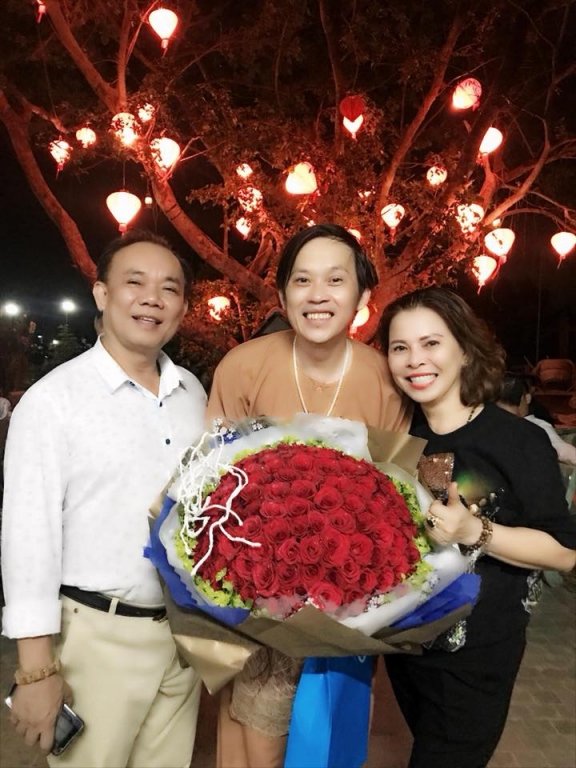 hoai-linh-don-tuoi-49-gian-di-o-nha-tho-to