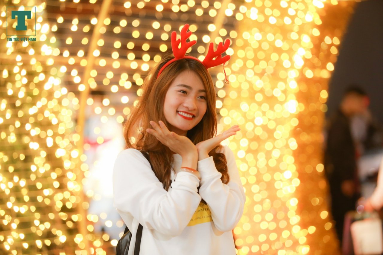 nha-tho-trung-tam-thuong-mai-kin-nguoi-di-choi-giang-sinh-som