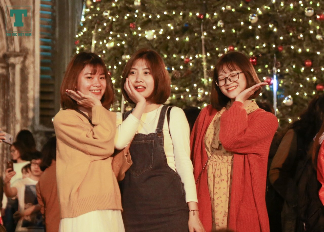 nha-tho-trung-tam-thuong-mai-kin-nguoi-di-choi-giang-sinh-som
