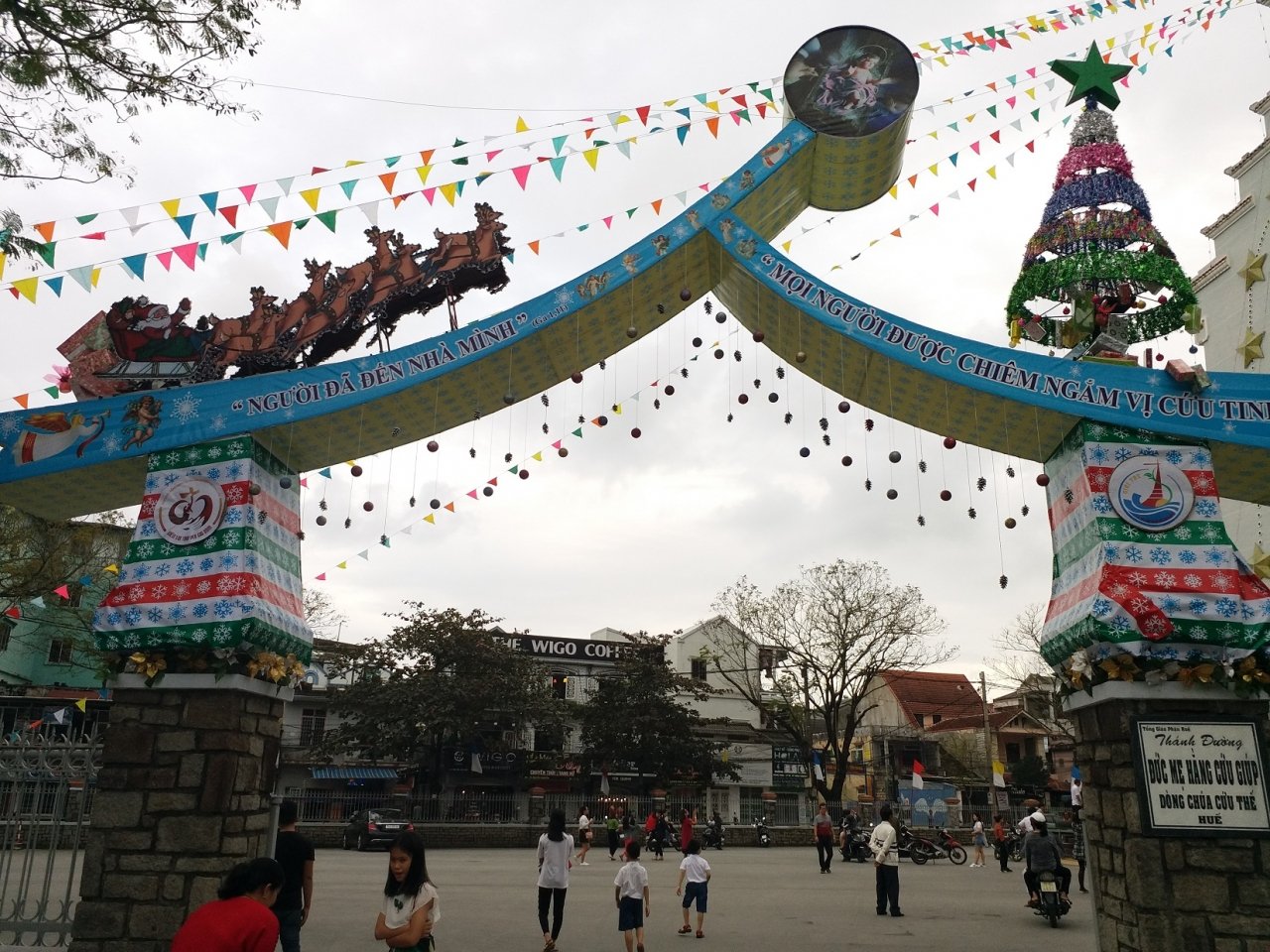 gioi-tre-hue-no-nuc-di-choi-giang-sinh
