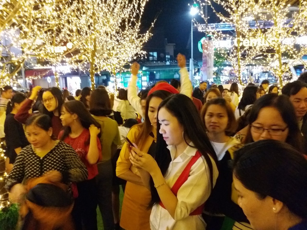 gioi-tre-hue-no-nuc-di-choi-giang-sinh