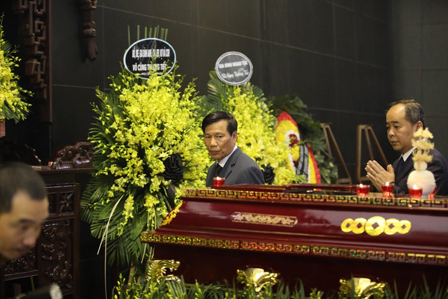 vo-va-con-trai-khoc-nghen-trong-dam-tang-cua-nsnd-anh-tu