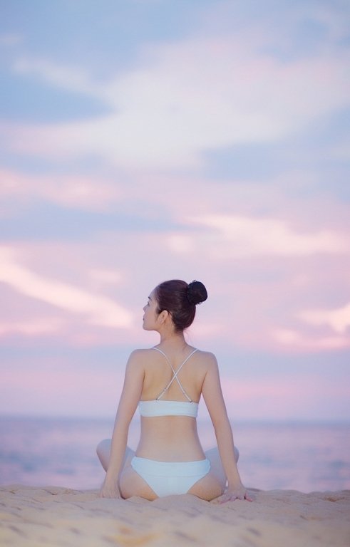 duong-cam-lynh-bat-ngo-khoe-ve-dep-goi-cam-voi-bikini