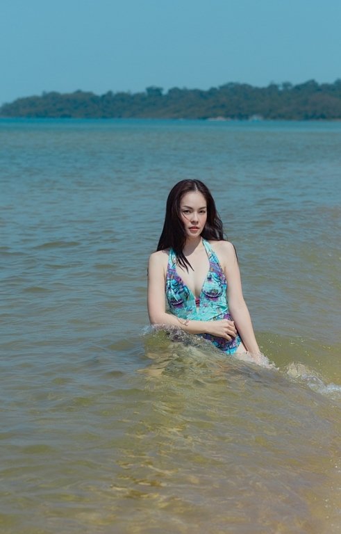 duong-cam-lynh-bat-ngo-khoe-ve-dep-goi-cam-voi-bikini