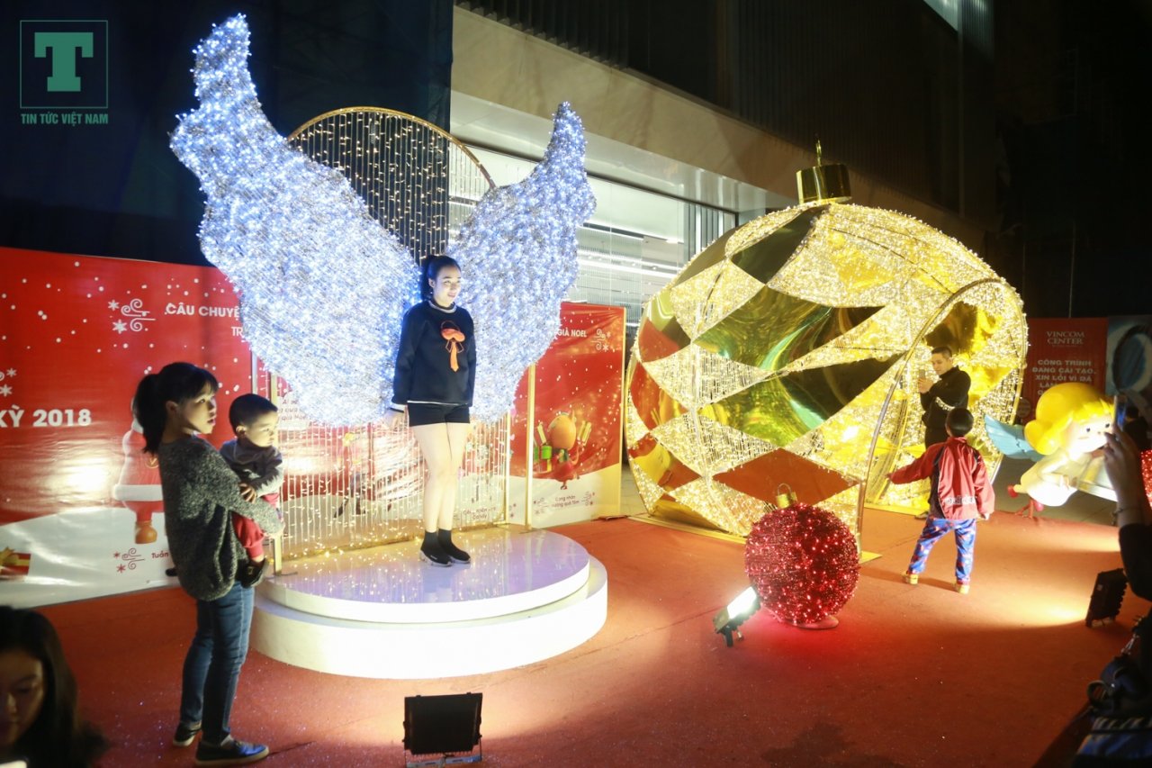 nhung-bong-hong-hoa-trang-thanh-tuan-loc-sieu-de-thuong-trong-dem-noel