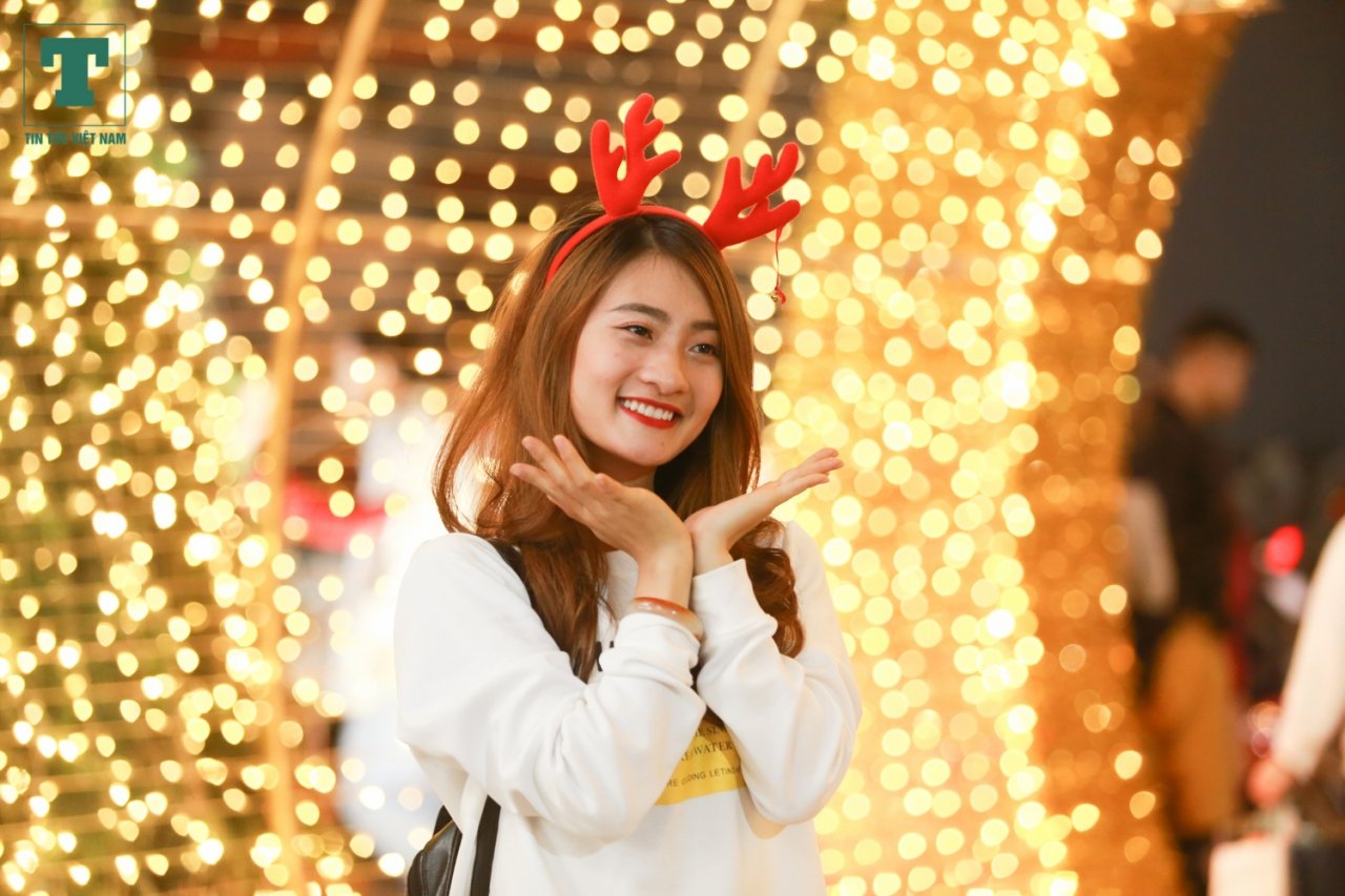 nhung-bong-hong-hoa-trang-thanh-tuan-loc-sieu-de-thuong-trong-dem-noel