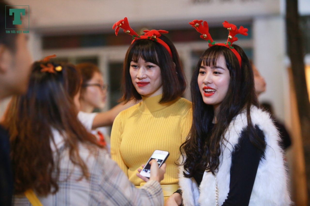 nhung-bong-hong-hoa-trang-thanh-tuan-loc-sieu-de-thuong-trong-dem-noel