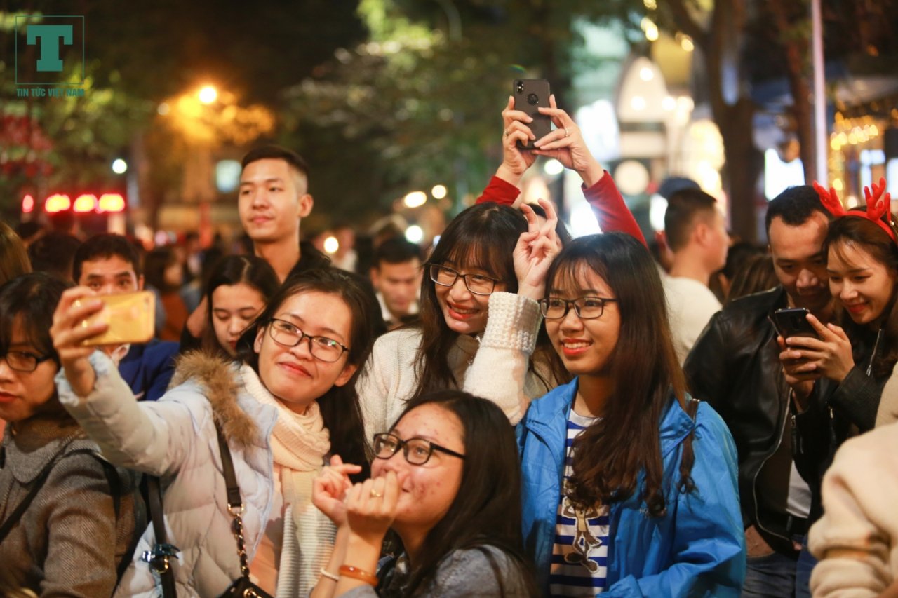 nhung-bong-hong-hoa-trang-thanh-tuan-loc-sieu-de-thuong-trong-dem-noel