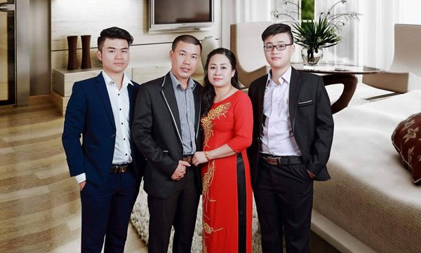 Nụ hôn từ biệt rơi nước mắt của người vợ gửi chồng hiến tạng cứu 5 người