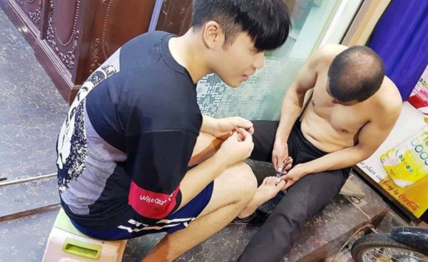 Nụ hôn từ biệt rơi nước mắt của người vợ gửi chồng hiến tạng cứu 5 người