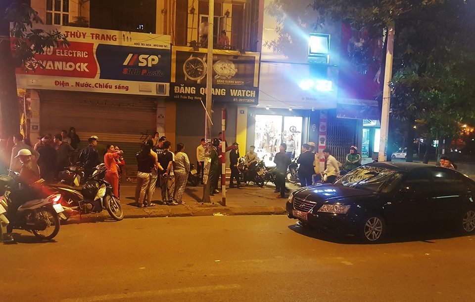 ha-noi-nguoi-dan-quay-tai-xe-o-to-tong-lien-hoan-khien-2-ba-bau-nhap-vien