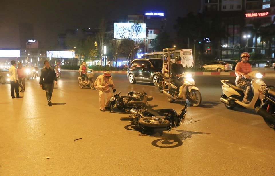 ha-noi-nguoi-dan-quay-tai-xe-o-to-tong-lien-hoan-khien-2-ba-bau-nhap-vien