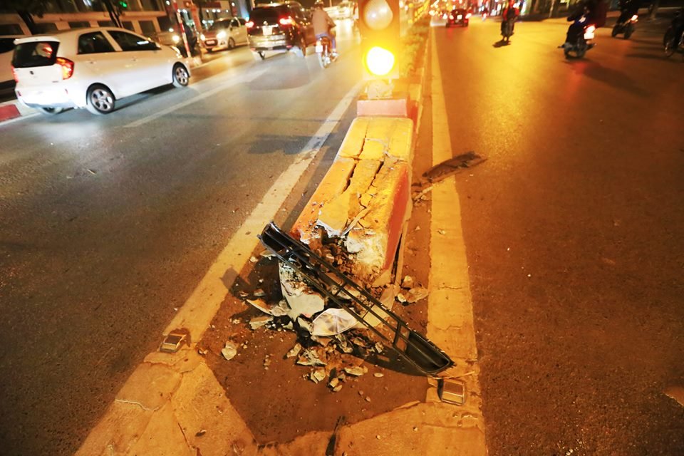 ha-noi-nguoi-dan-quay-tai-xe-o-to-tong-lien-hoan-khien-2-ba-bau-nhap-vien