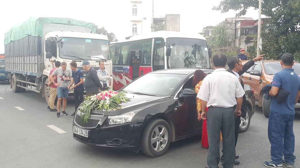 dan-buc-xuc-quay-bot-pha-lai-vi-duong-nha-nuoc-chi-trang-nhua-nhung-thu-phi-rat-cao