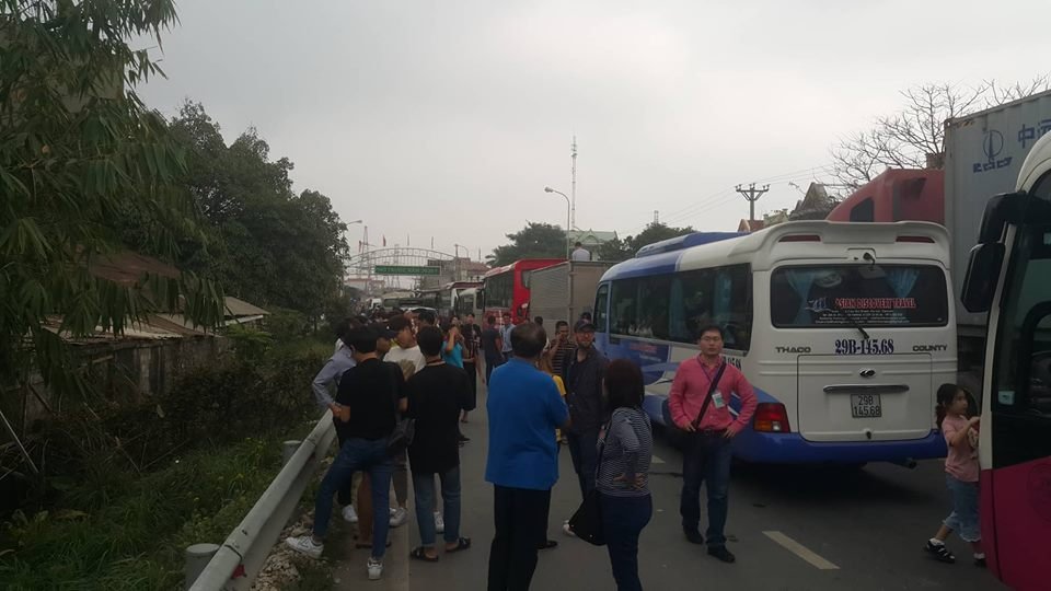 dan-buc-xuc-quay-bot-pha-lai-vi-duong-nha-nuoc-chi-trang-nhua-nhung-thu-phi-rat-cao