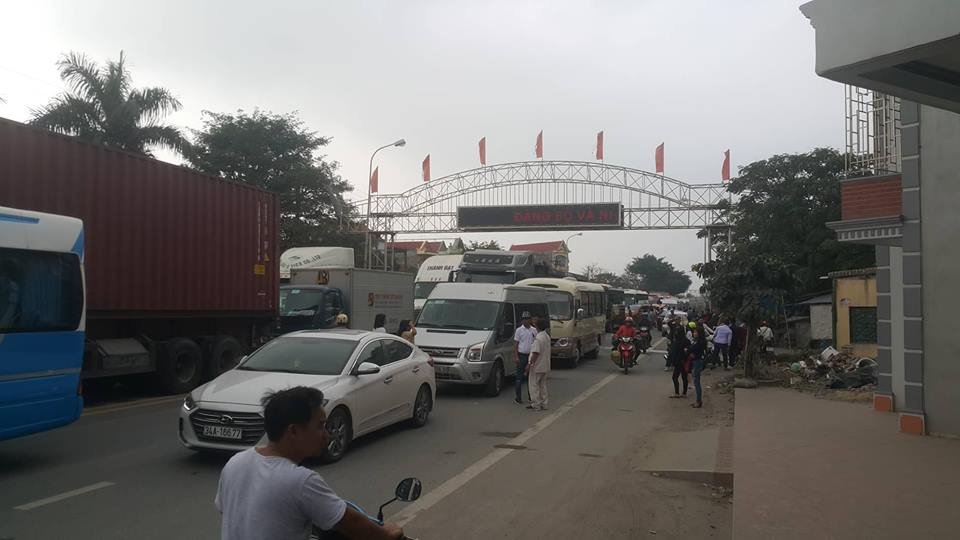 dan-buc-xuc-quay-bot-pha-lai-vi-duong-nha-nuoc-chi-trang-nhua-nhung-thu-phi-rat-cao