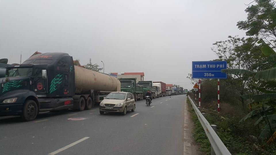 dan-buc-xuc-quay-bot-pha-lai-vi-duong-nha-nuoc-chi-trang-nhua-nhung-thu-phi-rat-cao