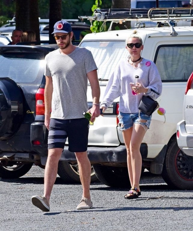 miley-cyrus-nang-cong-chua-vi-yeu-ma-noi-loan-bat-can-nhung-cung-vi-tinh-ma-coi-bo-gai-goc-khoac-len-bo-vay-co-dau