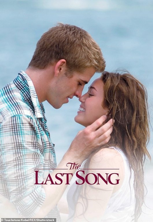 miley-cyrus-nang-cong-chua-vi-yeu-ma-noi-loan-bat-can-nhung-cung-vi-tinh-ma-coi-bo-gai-goc-khoac-len-bo-vay-co-dau