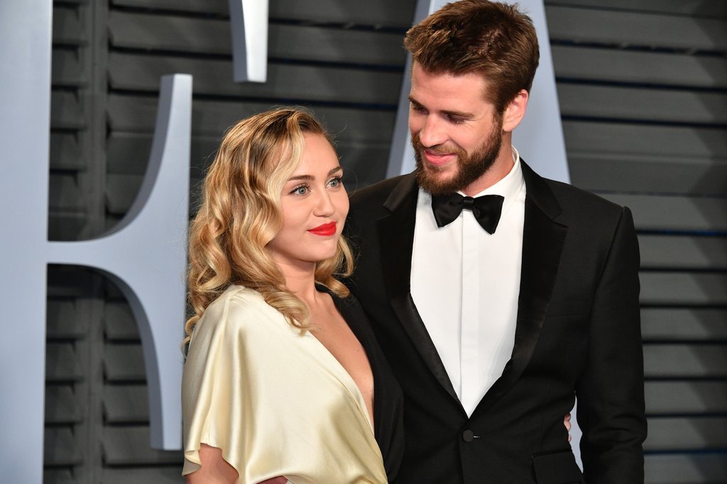 miley-cyrus-nang-cong-chua-vi-yeu-ma-noi-loan-bat-can-nhung-cung-vi-tinh-ma-coi-bo-gai-goc-khoac-len-bo-vay-co-dau