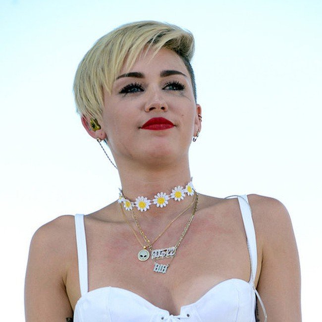 miley-cyrus-nang-cong-chua-vi-yeu-ma-noi-loan-bat-can-nhung-cung-vi-tinh-ma-coi-bo-gai-goc-khoac-len-bo-vay-co-dau