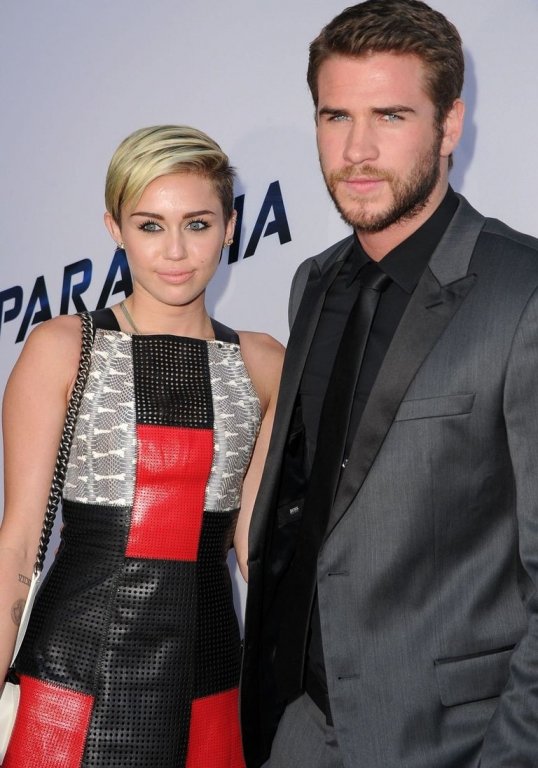 miley-cyrus-nang-cong-chua-vi-yeu-ma-noi-loan-bat-can-nhung-cung-vi-tinh-ma-coi-bo-gai-goc-khoac-len-bo-vay-co-dau