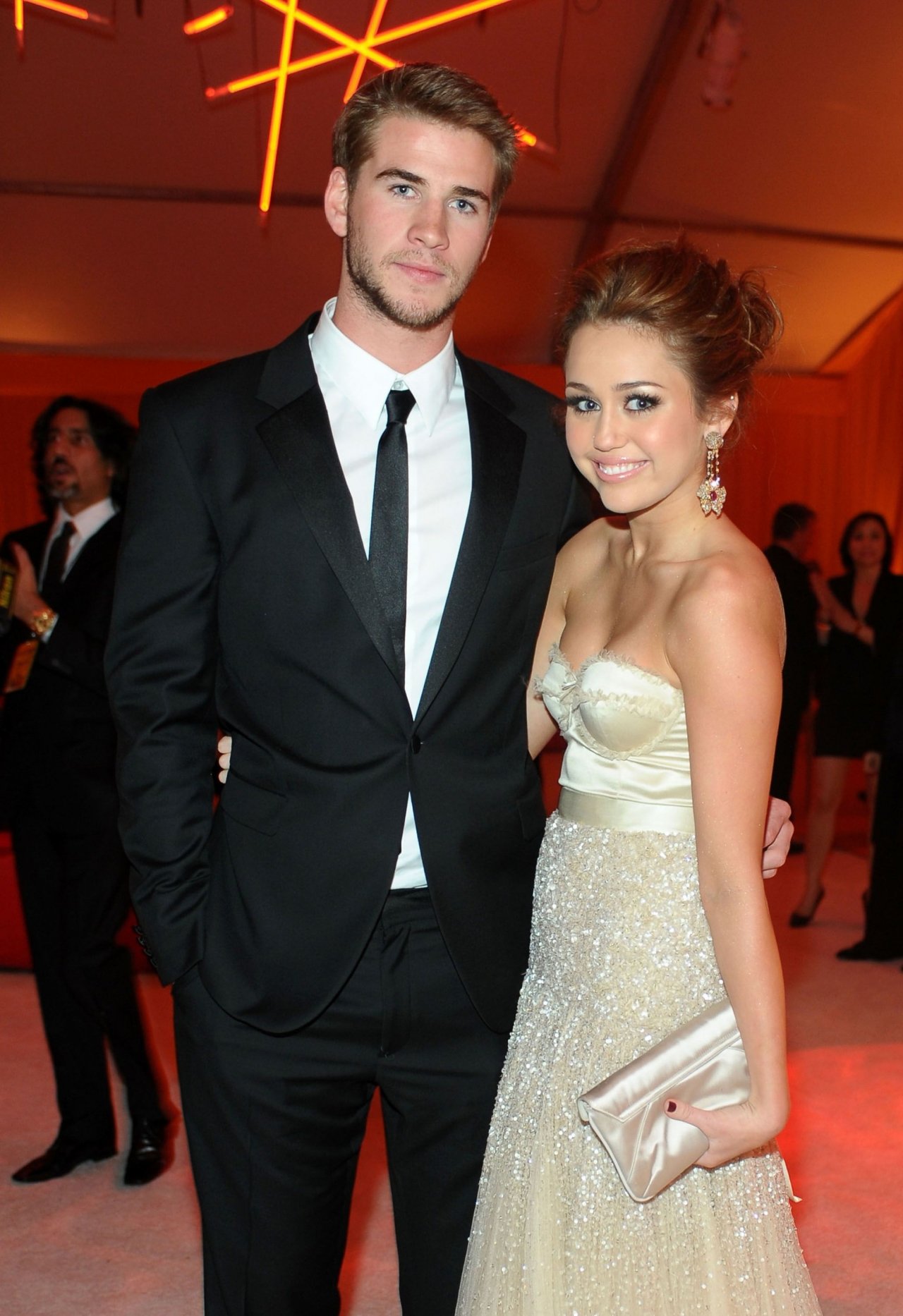 miley-cyrus-nang-cong-chua-vi-yeu-ma-noi-loan-bat-can-nhung-cung-vi-tinh-ma-coi-bo-gai-goc-khoac-len-bo-vay-co-dau