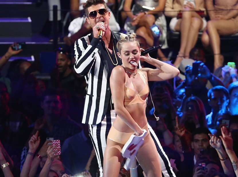 miley-cyrus-nang-cong-chua-vi-yeu-ma-noi-loan-bat-can-nhung-cung-vi-tinh-ma-coi-bo-gai-goc-khoac-len-bo-vay-co-dau