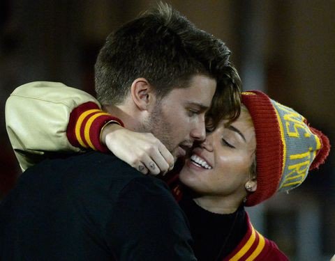 miley-cyrus-nang-cong-chua-vi-yeu-ma-noi-loan-bat-can-nhung-cung-vi-tinh-ma-coi-bo-gai-goc-khoac-len-bo-vay-co-dau
