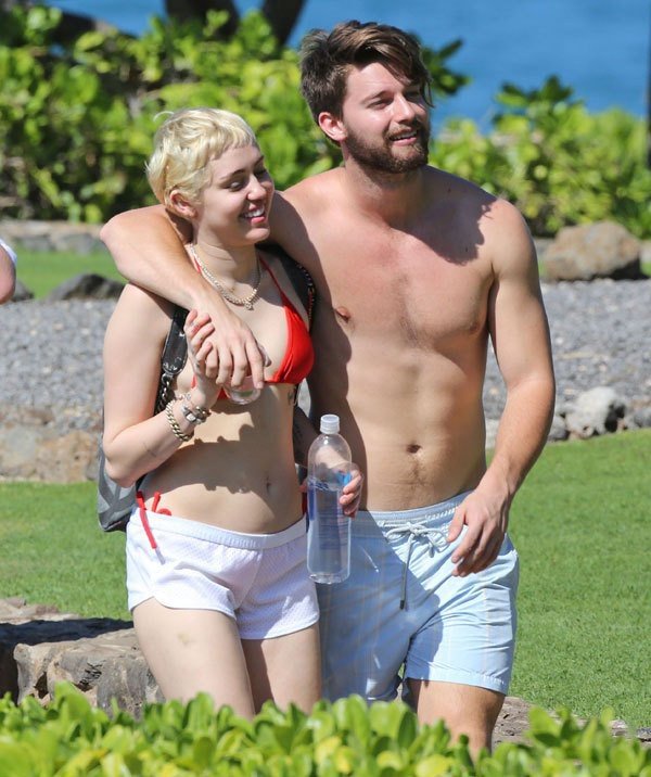 miley-cyrus-nang-cong-chua-vi-yeu-ma-noi-loan-bat-can-nhung-cung-vi-tinh-ma-coi-bo-gai-goc-khoac-len-bo-vay-co-dau