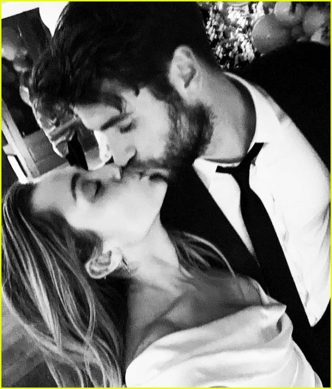 miley-cyrus-nang-cong-chua-vi-yeu-ma-noi-loan-bat-can-nhung-cung-vi-tinh-ma-coi-bo-gai-goc-khoac-len-bo-vay-co-dau