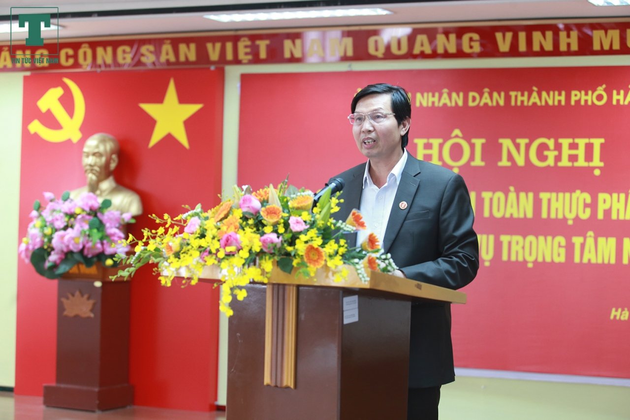 truong-tieu-hoc-tai-ha-noi-cho-hoc-sinh-uong-nuoc-dong-binh-chua-khuan-mu-xanh