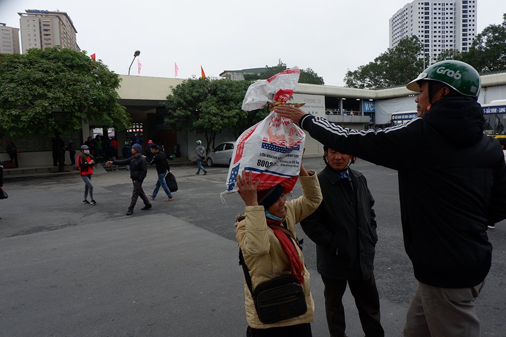 ha-noi-nguoi-dan-do-xo-ve-que-trong-ngay-dau-nghi-tet-duong-lich-2019