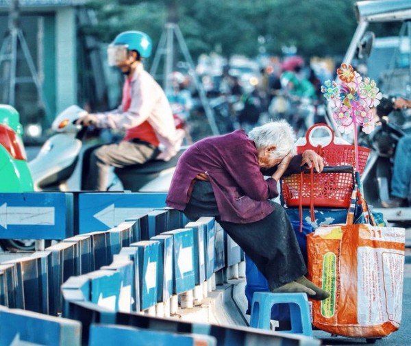 Nhiều người xót xa khi nhìn thấy cụ gục xuống vì mỏi mệt cuộc sống