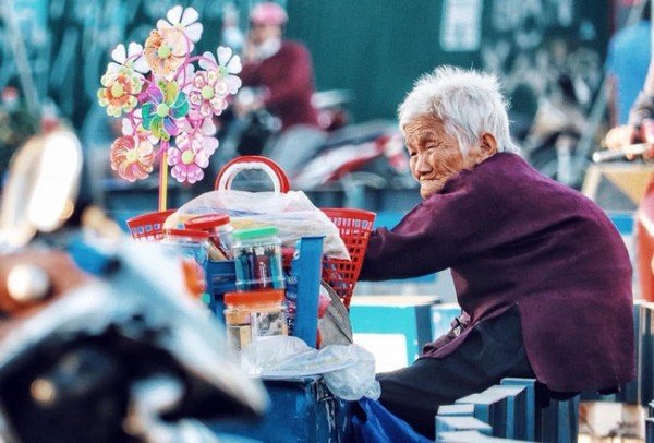 Ánh mắt xa xăm nhìn dòng người hối hả về bên gia đình ngày cuối năm