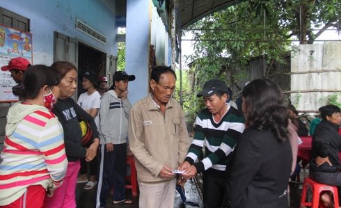 ba-nguoi-trong-gia-dinh-thiet-mang-do-lo-dat