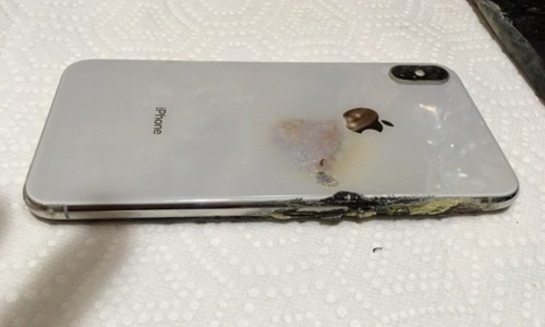 iphone-xs-max-boc-khoi-trong-tui-quan
