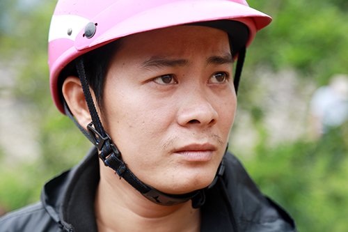 nguoi-dan-ong-bat-luc-tim-vo-con-va-chau-ngoai-trong-nha-sap